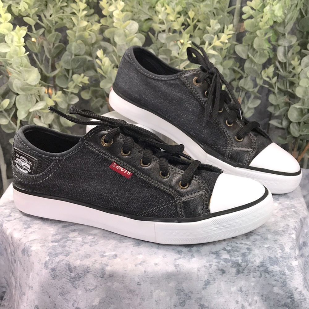 LEVI’S Comfort Tech Black Canvas White Toe Sneakers Boys 4 🖤Gently Pre-Loved🖤